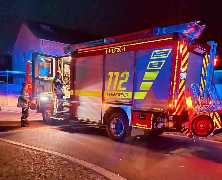 FW Bocholt: Ast von Fahrbahn beseitigt und Rauchwarnmelder löst Fehlalarm aus