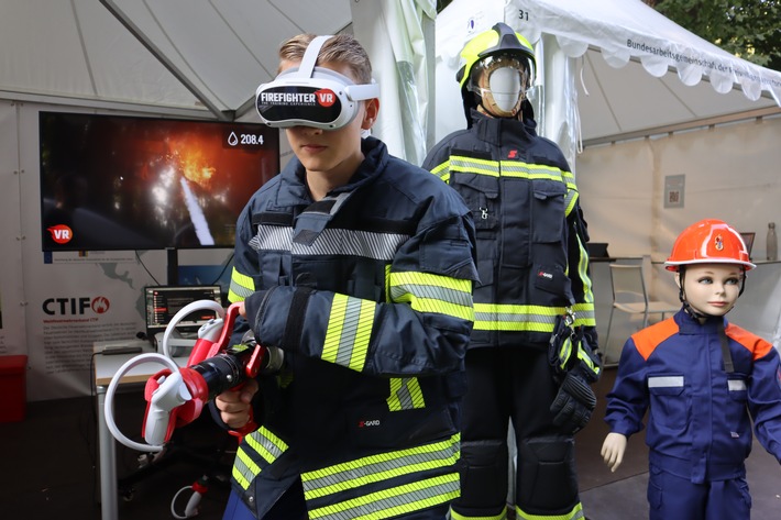 "Vorbilder und Mutmacher": Bundespräsident lobt Feuerwehrangehörige / Großes Interesse an DFV-Stand beim Bürgerfest im Park von Schloss Bellevue