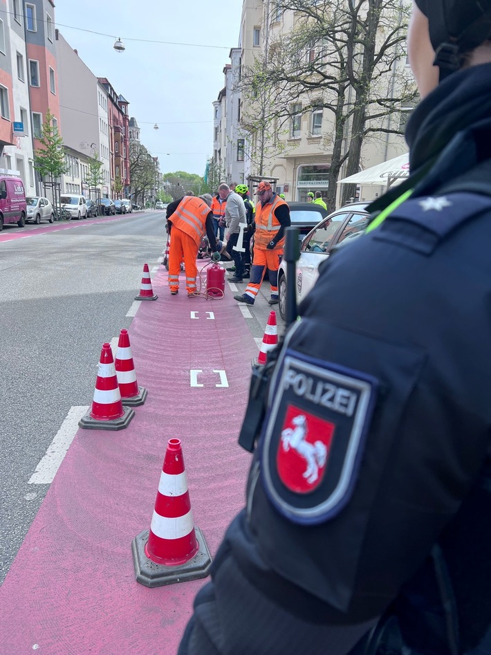 POL-H: Permanente Fahrbahnmarkierungen für Abstandskontrollen der Polizei aufgetragen