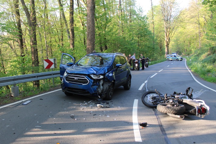 POL-RBK: Wermelskirchen - Motorradfahrer stößt mit Pkw zusammen und wird schwer verletzt