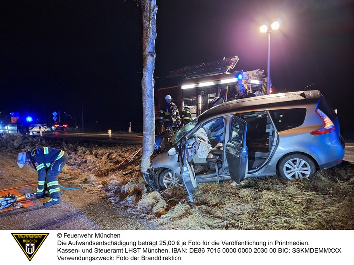 FW-M: Pkw prallt gegen Baum (Lochhausen)