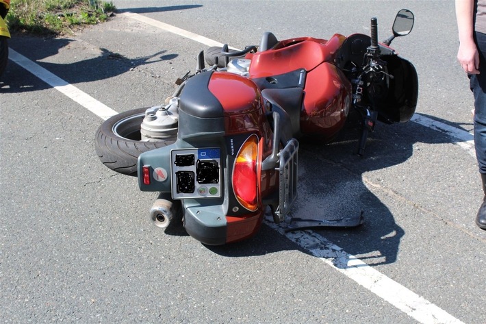 POL-OE: Motorradfahrer stürzt nach Zusammenstoß mit PKW