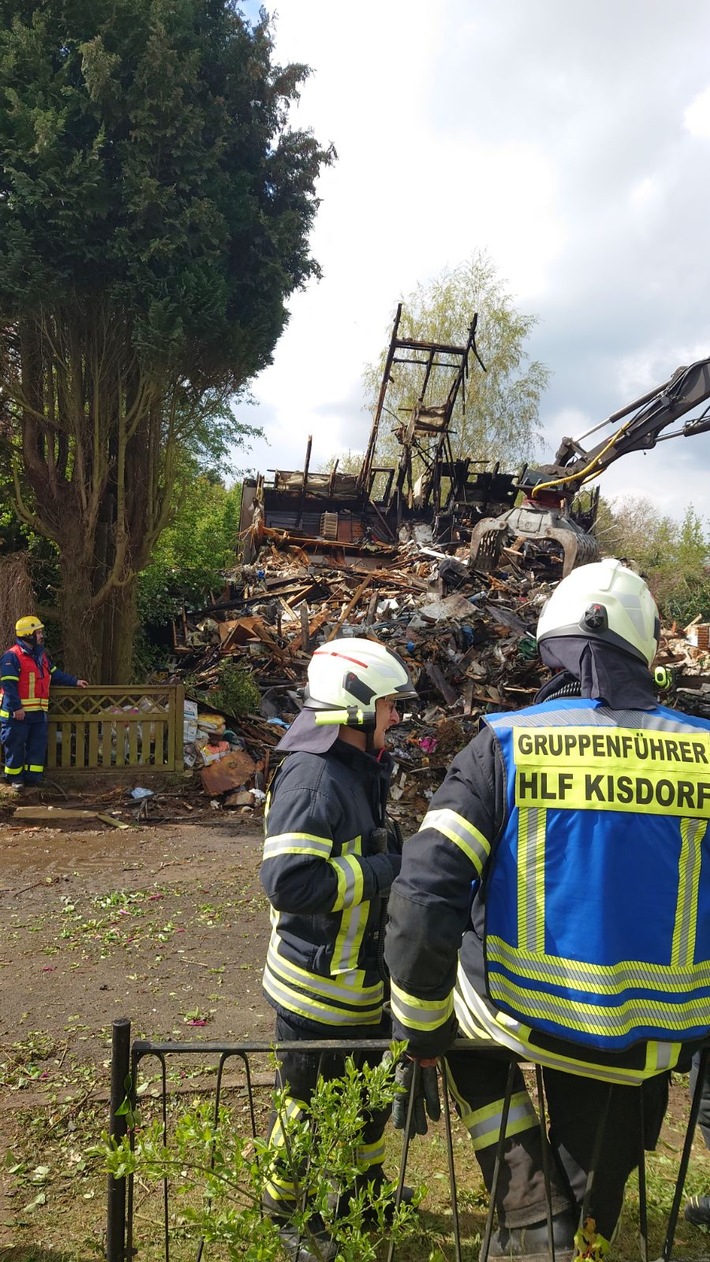 FW-SE: Feuer zerstört Einfamilienhaus, zwei Verletzte Hausbewohner