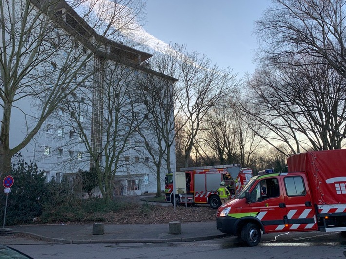 FW-GLA: 22 Betroffene nach einem Brandereignis in einem Hochhaus im Gladbecker Süden am Samstagnachmittag.