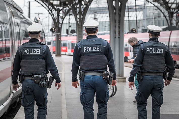 BPOL NRW: Tritte gegen den Kopf: Bundespolizei beendet gemeinschaftliche Körperverletzung