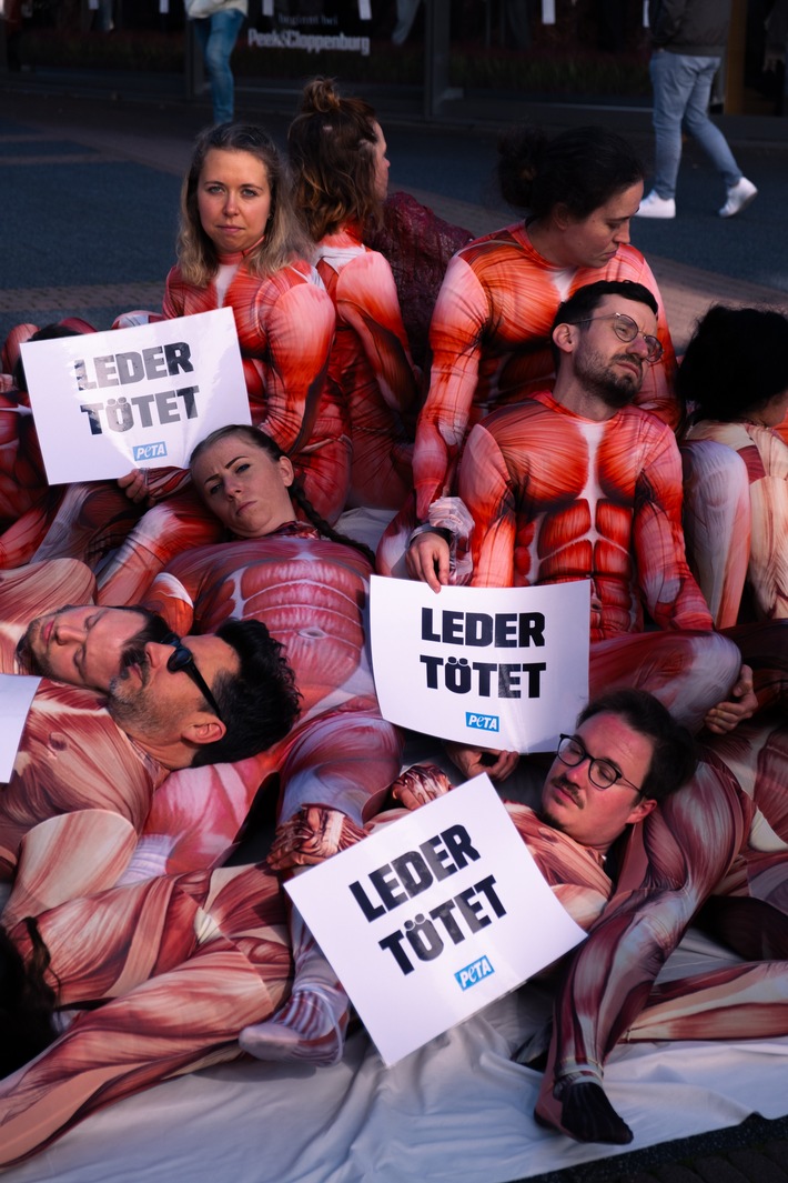 Aktuelles Bildmaterial von PETA-Großdemonstration in Köln: Mit Berg aus "gehäuteten" Menschen protestierten Tierschützer gegen millionenfaches Töten von Tieren für Lederprodukte