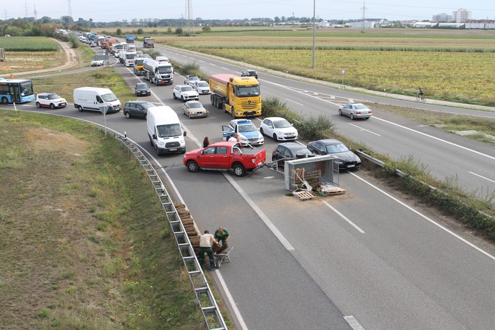POL-PDNW: Verkehrsunfall durch umgekippten Anhänger / Führerscheinprüfungsfahrt endet jäh