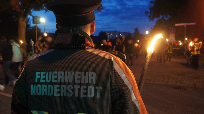 FW Norderstedt: Laternenumzug der Freiwilligen Feuerwehr Garstedt und des Herold Center Norderstedt