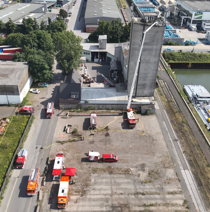 FW-E: Langanhaltender Brandeinsatz in Getreidemühle - Glutnester erschweren Löscharbeiten