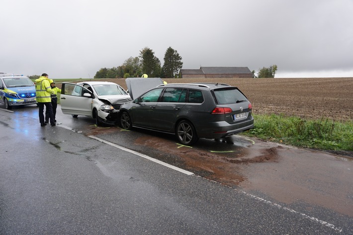 FW Ratingen: Verkehrsunfall mit drei Verletzetn