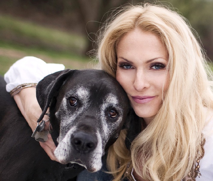 Sonya Kraus: &quot;Ein Leben ohne Hunde wäre für mich ein Hundeleben!&quot; Auftaktsendung ihrer neuen TV-Romanze &quot;Tierisch verliebt&quot; am Sonntag, 27. Januar 2013, um 19.00 Uhr, in SAT.1 (BILD)