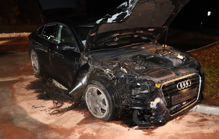 POL-HX: Pkw überfährt Kreisverkehr - Fahrer verletzt sich leicht