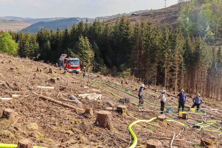 FW-OE: Erster Waldbrand für die Feuerwehr Lennestadt