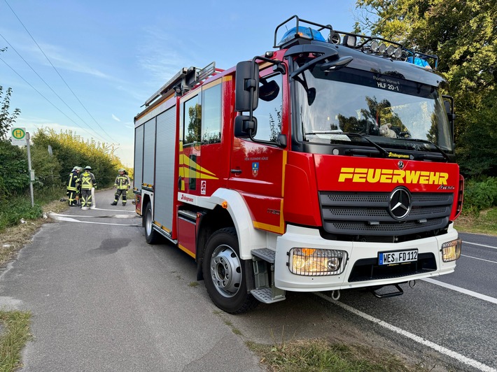 FW Hünxe: Brennende Paletten im Regallager eines Gewerbebetriebs
