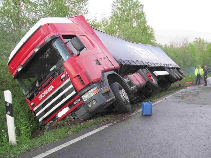 POL-HOL: Bundesstraße 64 - Höhe Vorwohle: Sattelzug im Graben gelandet   -Fahrer stand deutlich unter Alkoholeinfluss / 25.000,--EUR Sachschaden -