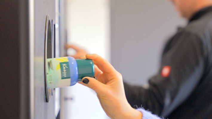 Pflegeprodukt trifft Pfandautomat: Kneipp testet mit dem Start-up reo die Rückgabe von Kosmetikverpackungen bei Kaufland und VollCorner