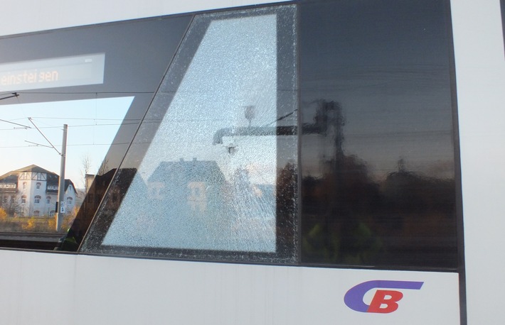 BPOLI C: Zeugen gesucht - Citybahn mit Gegenstand beworfen
