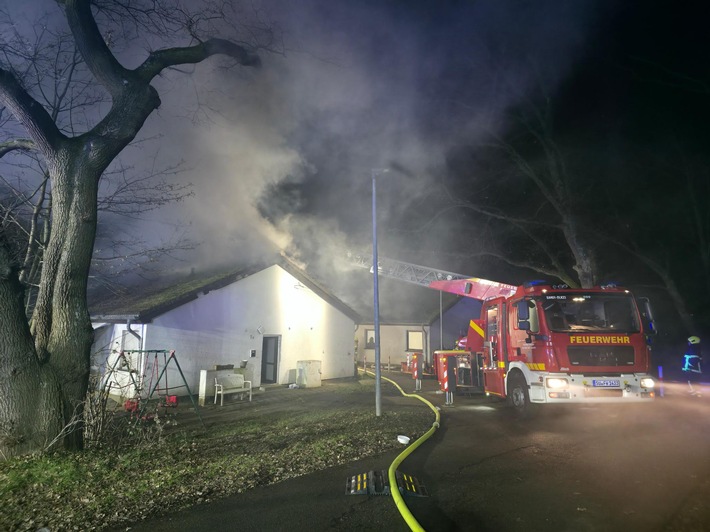 FW Sankt Augustin: Freiwillige Feuerwehr löscht Dachstuhlbrand