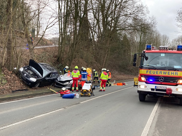 FW-EN: Verkehrsunfall mit zwei Verletzten