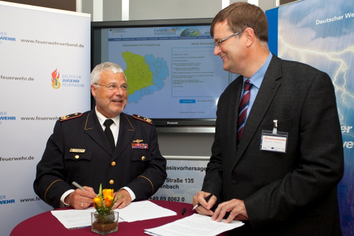 DFV und Deutscher Wetterdienst schließen Kooperation / Präsidenten Kröger und Adrian unterzeichnen Vertrag bei Bonner Kongress (mit Bild)