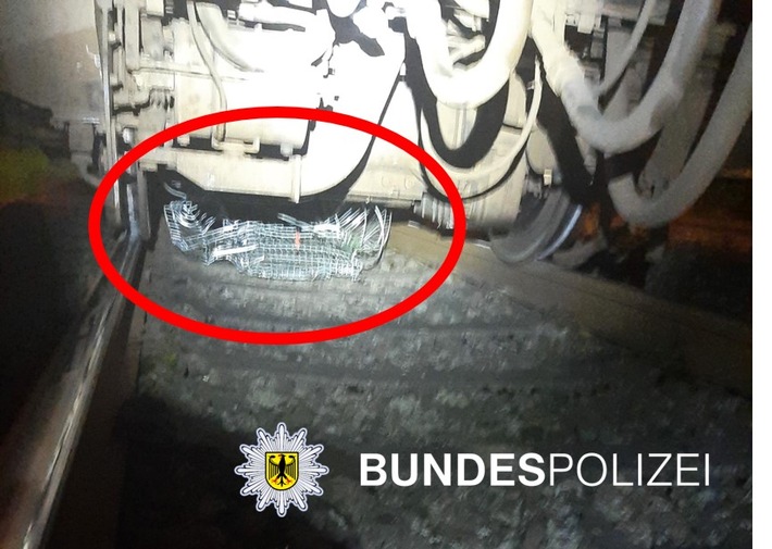 BPOL NRW: Bundespolizei sucht Zeugen: Zug kollidiert mit Einkaufswagen in Hennef Siegbogen