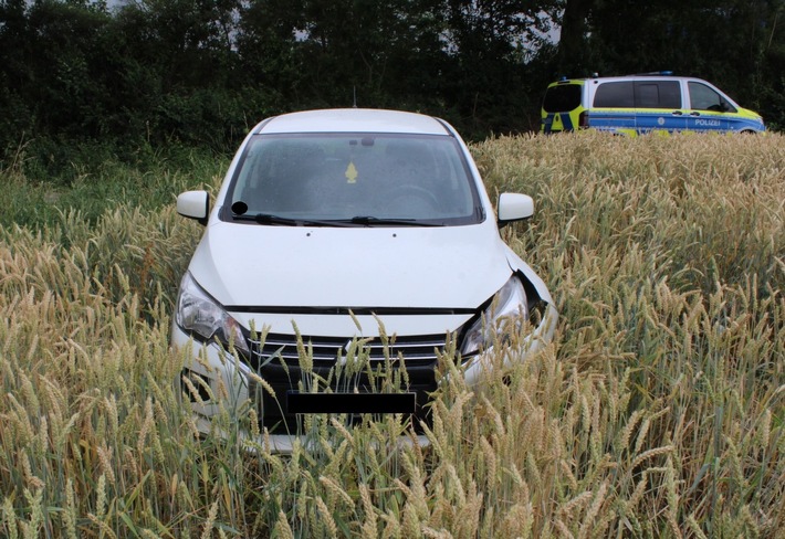 POL-MI: Verlassener und stark beschädigter Wagen in Maisfeld aufgefunden - Polizei sucht Zeugen
