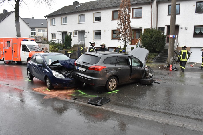 FW-DO: PKW prallt gegen Betonpfeiler