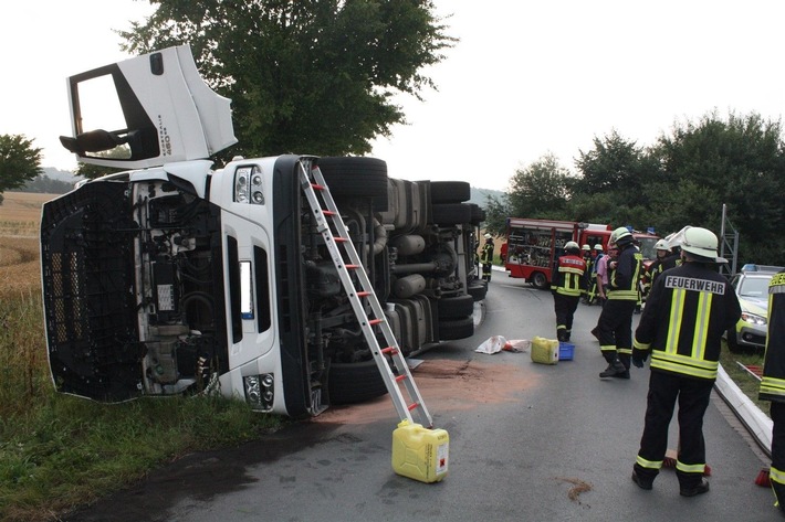 POL-HX: Lkw stürzt in Kreisverkehr um