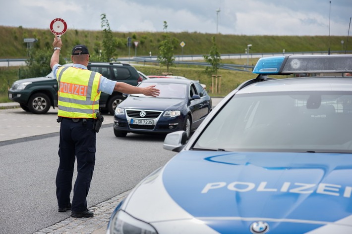Bundespolizeidirektion München: Bundespolizei kontrolliert grenzüberschreitenden Verkehr / Waffenfund im Fahrzeug