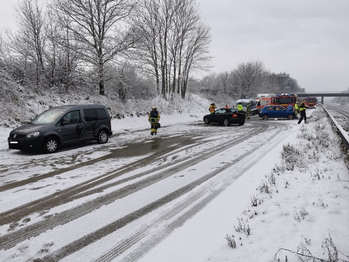 POL-CUX: Straßenglätte sorgt für diverse Verkehrsunfälle - Nicht angepasste Geschwindigkeit und Sommerreifen unfallursächlich.