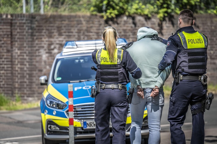 POL-ME: Nach versuchtem Diebstahl aus Auto - Polizei fasst zwei Tatverdächtige - Monheim am Rhein - 2405101