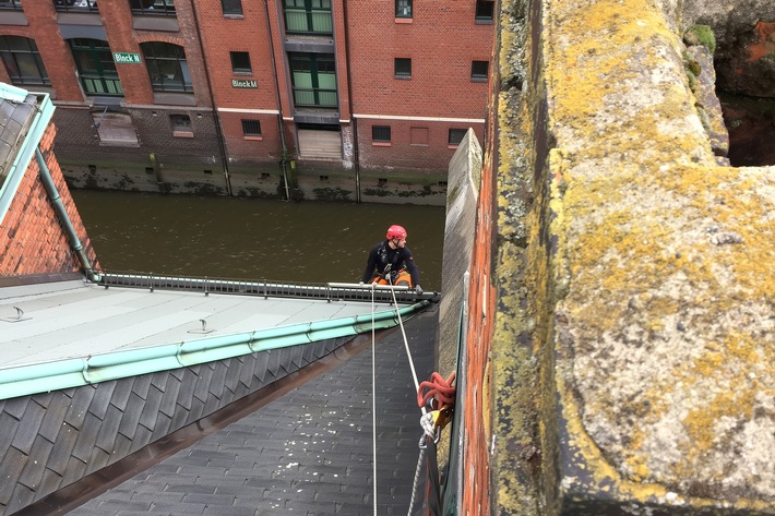 Industrie Kletterer Hamburg IKH GmbH: Besondere Eigenschaften von Dachrinnen aus Titanzink