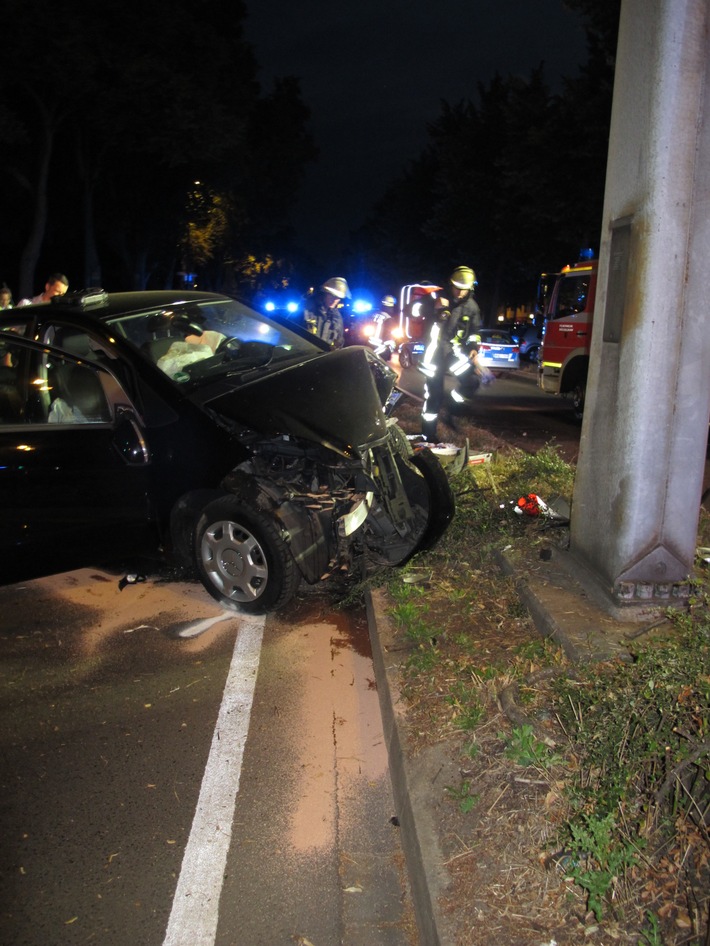 FW-D: Verkehrsunfall Hildener Straße - zwei Personen schwerverletzt