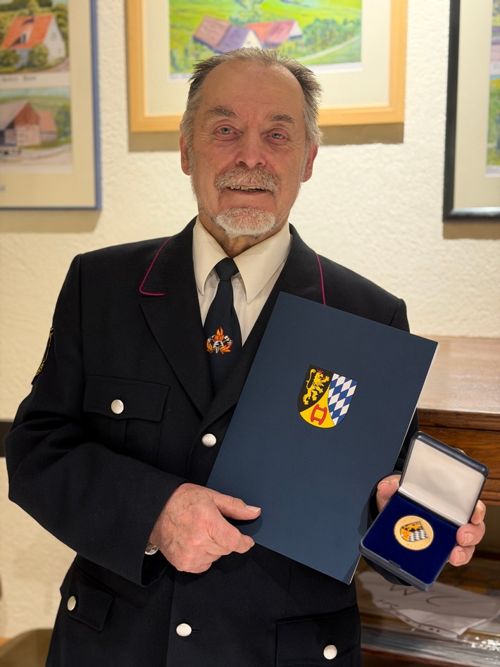 FW Weinheim: Stadt Weinheim ehrt Reinhold Mayer und Peter Weigold für 60 Jahre Feuerwehrdienst
