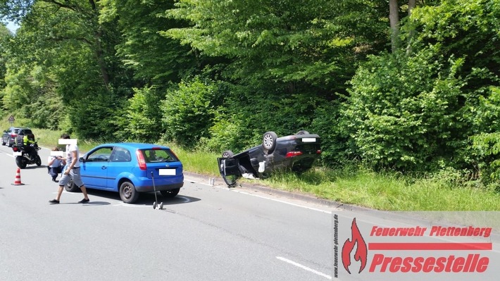 FW-PL: Zwei Verkehrsunfälle zu fast gleicher Zeit beschäftigten die Feuerwehr. Kradunfall und PKW überschlagen.