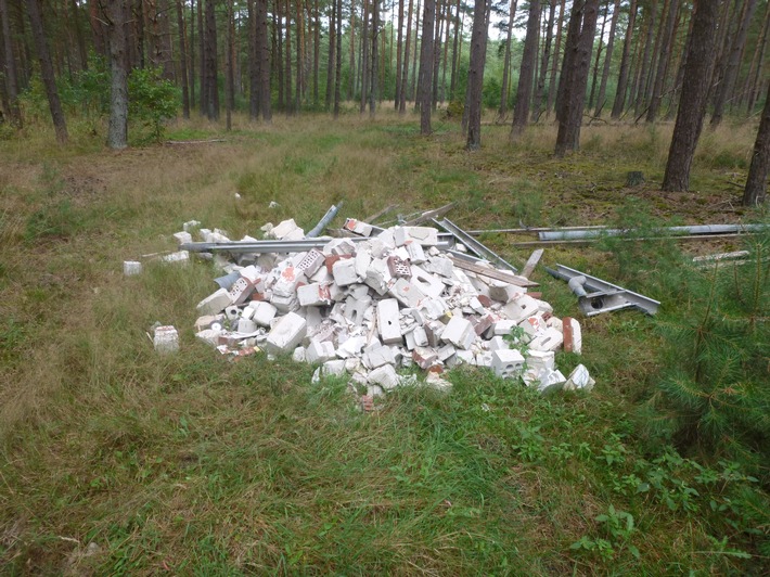 POL-LG: ++ Feuerwerk gezündet - Straf- und Ordnungswidrigkeitsverfahren eingeleitet ++ Bauschutt im Wald entsorgt - Zeugen gesucht ++