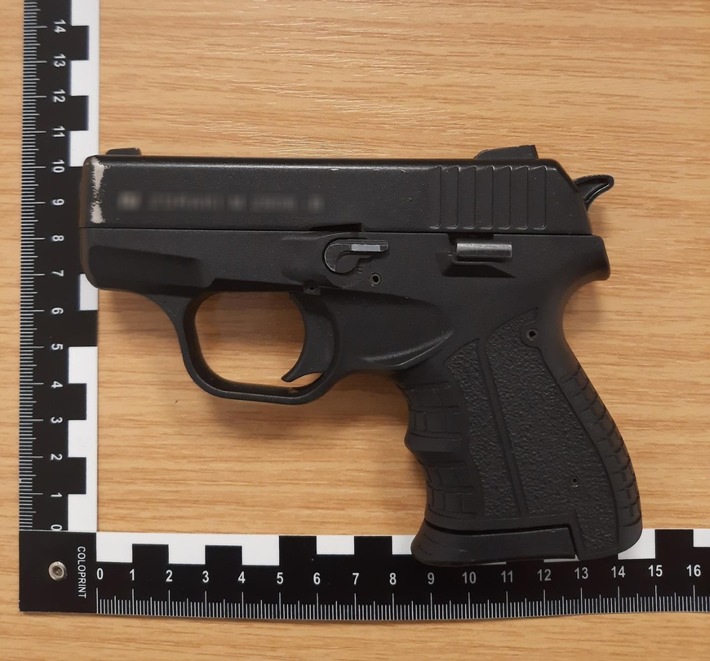 Bundespolizeidirektion München: Bundespolizei beschlagnahmt fünf illegale Pistolen bei Grenzkontrolle