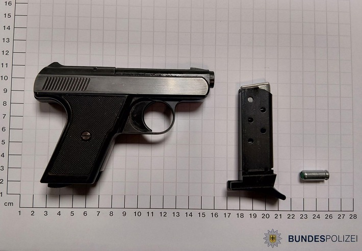 BPOL NRW: Nach lautem Knall: Bundespolizei stellt Waffe sicher und nimmt Tatverdächtige vorläufig fest