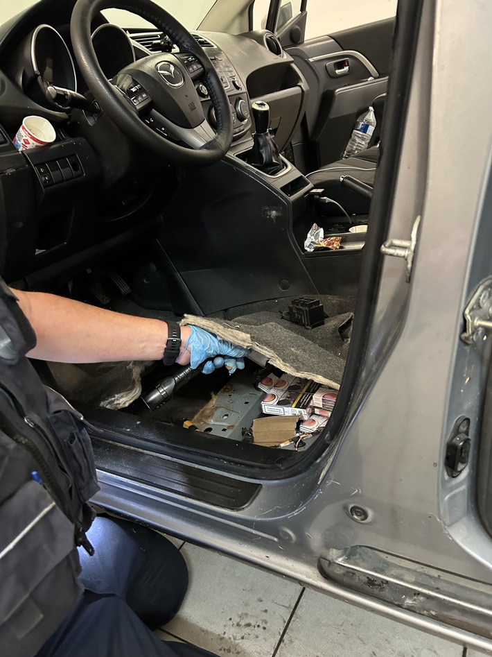HZA-LA: Zoll stoppt Zigarettenschmuggel - 24.600 Zigaretten in Hohlräumen versteckt