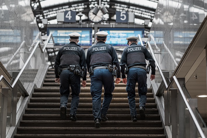 BPOL NRW: Auf der Treppe unter den Rock gehalten: Bundespolizei stellt widerrechtlichen Filmemacher