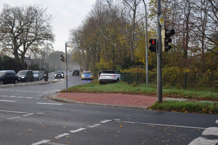 POL-WHV: Verkehrsunfall in Schortens - 57-Jährige verunfallt alleinbeteiligt - Vorbildliches Einschreiten der Ersthelfer