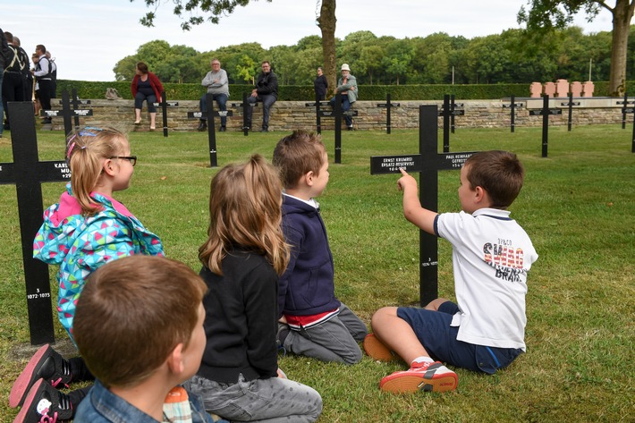 Traurig sein, um zu lernen - Volkstrauertag für Kinder erklärt