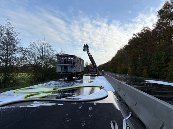 POL-DEL: Autobahnpolizei Ahlhorn: Brand eines Sattelaufliegers auf der Bundesstraße 75 +++ Vollsperrung der Bundesstraße in beide Richtungen