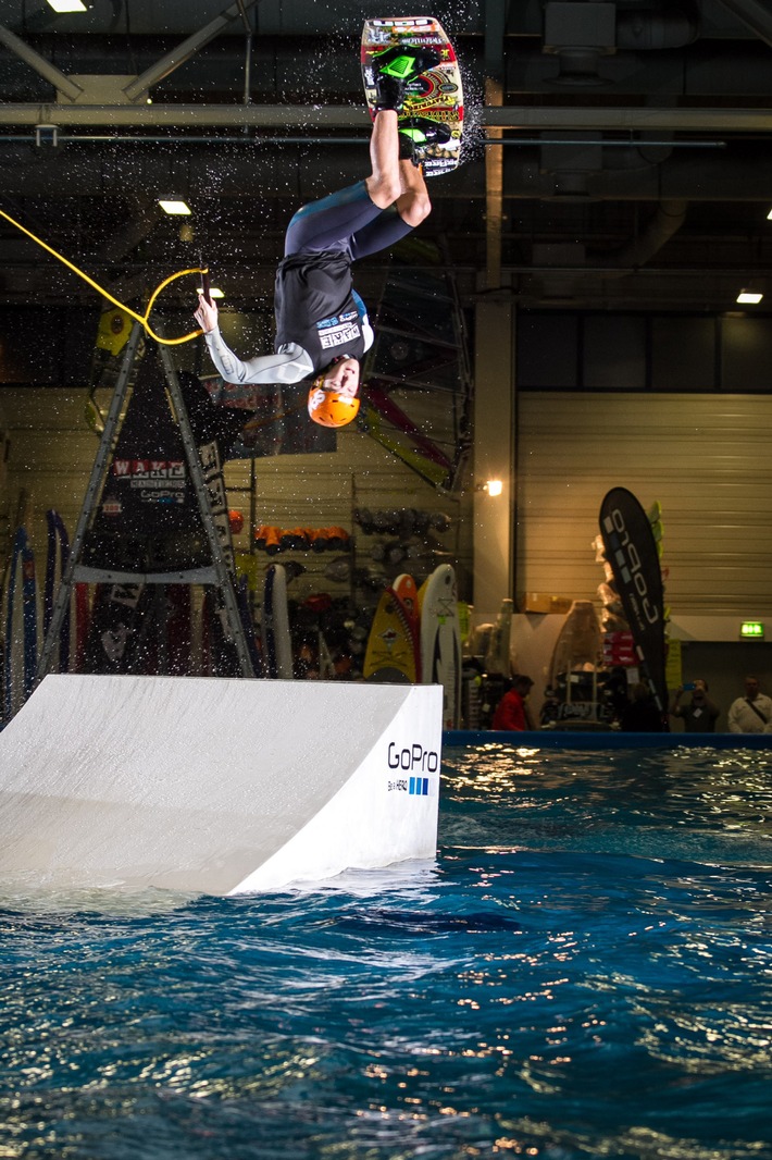 "Wake the board before you go go" - Deutschlands beste Wakeboarder und Wakeskater auf der BOOT & FUN BERLIN 2015