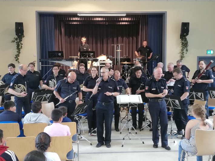 POL-CUX: Polizeiorchester Niedersachsen in der Grundschule Ritzebüttel
