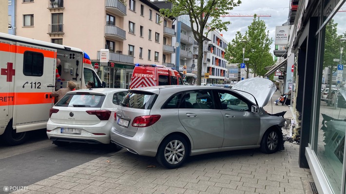 POL-PPWP: Auto kracht gegen Wohn- und Geschäftshaus