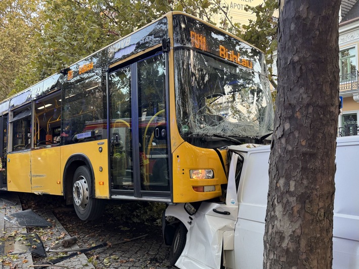 FW Dresden: Schwerer Verkehrsunfall mit zahlreichen Verletzten