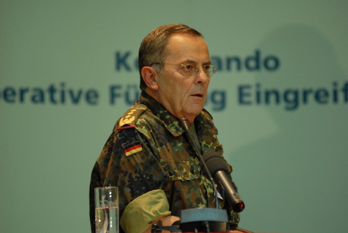 Bundeswehr - Pressemeldung: Generalinspekteur der Bundeswehr zertifiziert Ulmer Kommando: &quot;EU-Headline Goal 2010 ein gutes Stück näher&quot;