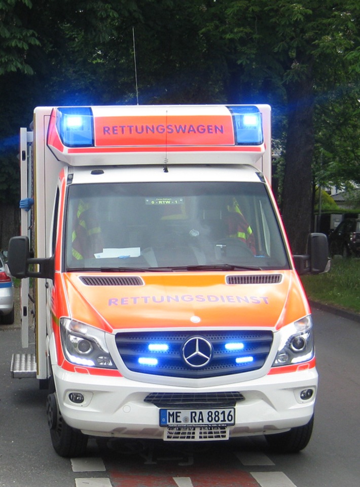 POL-ME: Fußgängerin nach Zusammenstoß mit Pkw schwer verletzt - Ratingen - 1812037