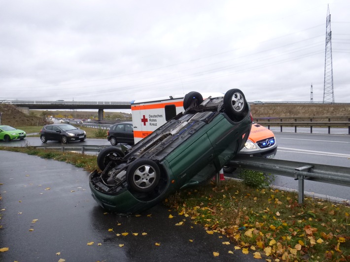 POL-PDKH: Verkehrsunfall - Über Leitplanke gerutscht